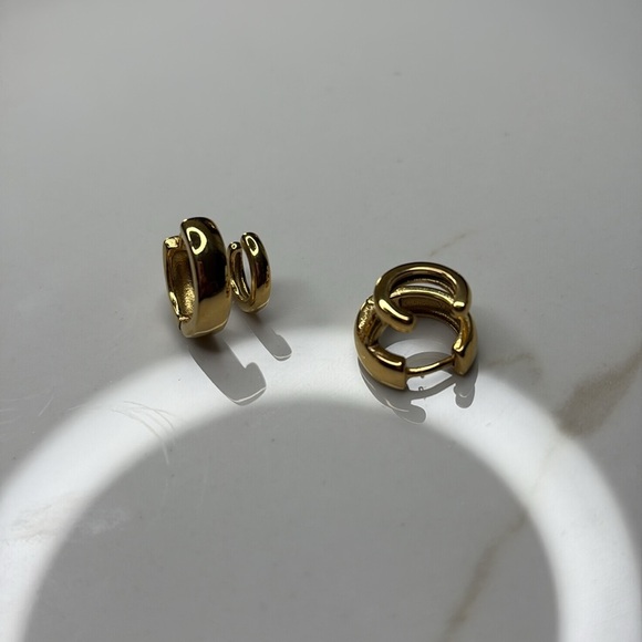 Elegant Gold Hoop Earrings - Picture 2 of 7